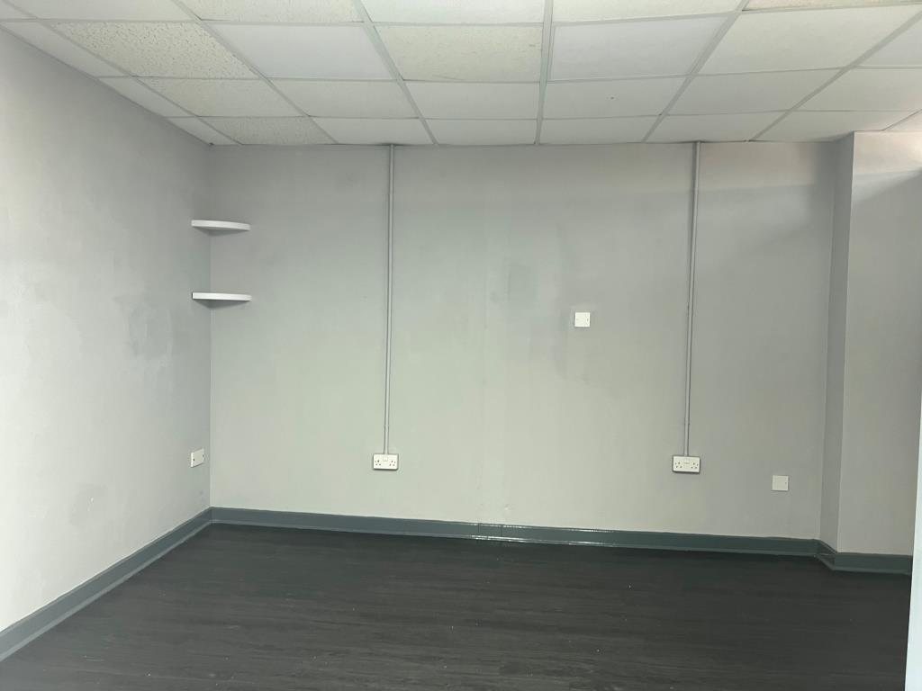 Lot: 38 - FREEHOLD DUAL COMPONENT COMMERCIAL INVESTMENT OPPORTUNITY - 3 Alma Place office/upper retail area